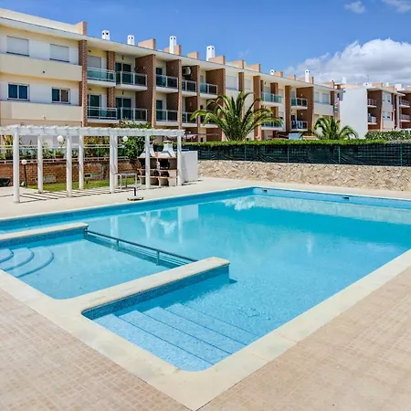 3 Bedroom With Pool View In Alvor