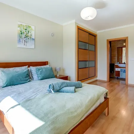 3 Bedroom With Pool View In Alvor