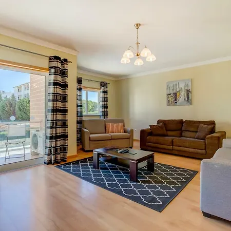 Lägenhet 3 Bedroom With Pool View In