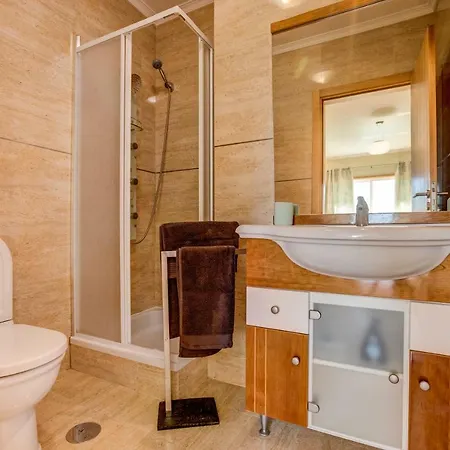 3 Bedroom With Pool View In Lägenhet