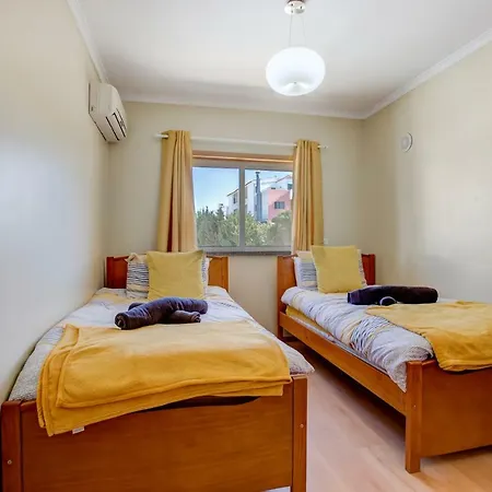 3 Bedroom With Pool View In Alvor